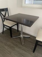 18 tables en résine wengé et piètement en alu
