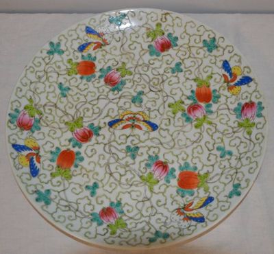 une image représentant une assiette décorative sur laquelle sont peints des fleurs et des oiseaux