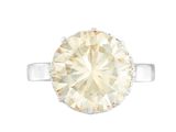 une bague en or blanc sertie d'un diamant de taille ovale entouré de diamants