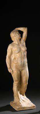deux sculptures représentant un homme et une femme debout l'un à côté de l'autre