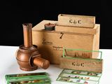 trois boîtes et un vase posés sur une table blanche