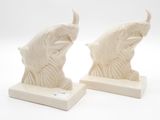 paire de sculptures en céramique blanche représentant un taureau et une tête de taureau