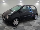 une petite voiture noire garée sur un sol en damier