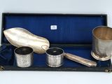 un service d'argenterie dans un coffret noir posé sur une table