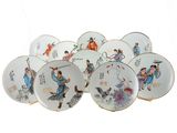 douze assiettes en porcelaine chinoise ornées de caractères asiatiques
