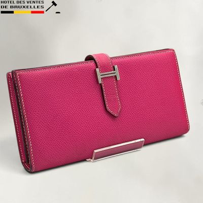 un gros plan d'un sac à main rose sur fond blanc
