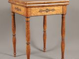une petite table en bois avec un tiroir d'un côté et un autre de l'autre côté