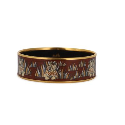 un gros plan d'une bague ornée d'un motif de tigre