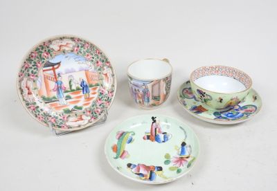 quatre pièces de porcelaine chinoise sur un fond blanc