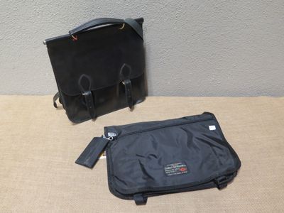 un sac noir posé sur une table à côté d'un sac noir