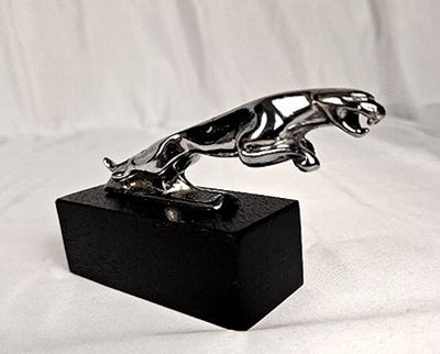 Emblématique mascotte automobile représentant un Jaguar, tel…