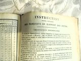 un livre ouvert posé sur un lit recouvert d'une nappe