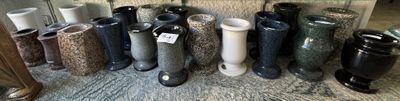 de nombreux vases alignés par terre