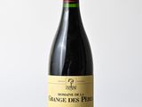 une bouteille de vin rouge posée sur une table en bois