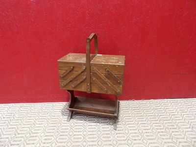 une petite table en bois surmontée d'un tiroir