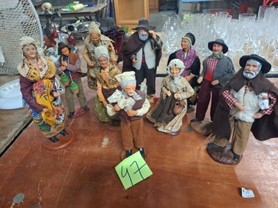 de nombreuses figurines posées sur une table