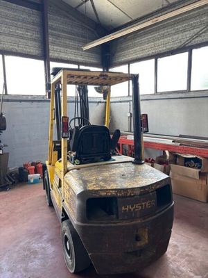 un chariot élévateur garé à l'intérieur d'un bâtiment