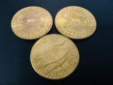 trois pièces d'or empilées les unes sur les autres sur une table