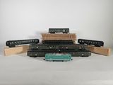 un grand nombre de trains miniatures posés sur une table