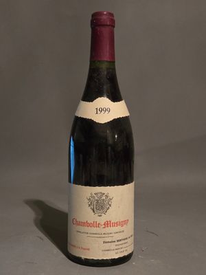 une bouteille de vin posée sur une table