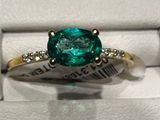 Gros plan sur une bague ornée d'une pierre verte