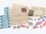 beaucoup de timbres et de timbres sur la table