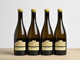 trois bouteilles de vin posées sur une table en bois
