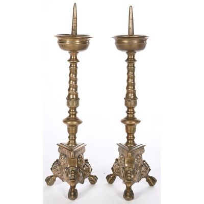 paire de bougeoirs anciens en laiton à têtes de lion