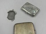 trois objets en argent, dont un étui à cigarettes, une bague et une empreinte digitale