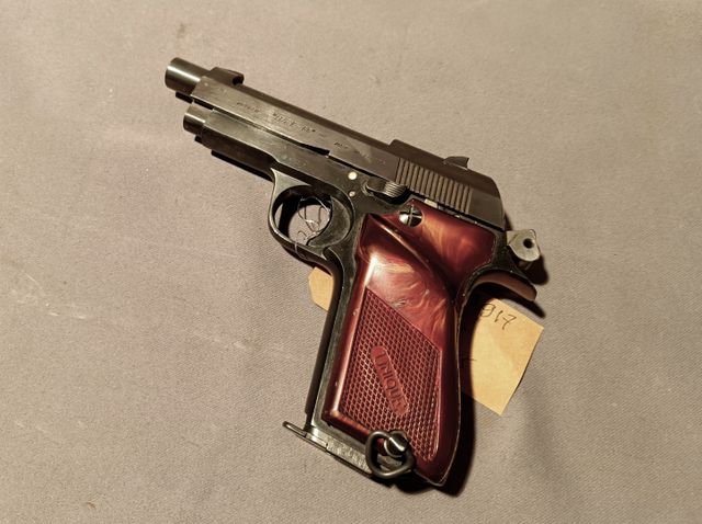 Catégorie B. Pistolet semi-automatique Unique modèle 66. Calibre 