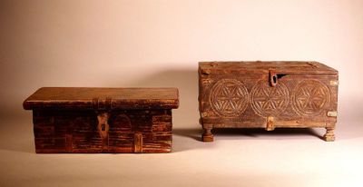 INDE. Bois et métal Deux petits coffrets rectangulaires s’ou…