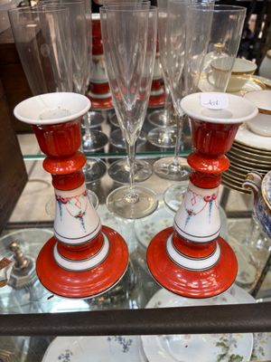 Paire de bougeoirs en porcelaine, à décor de guirlandes de fleurs sur  - Photo 1