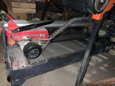 une machine posée sur une table dans un garage
