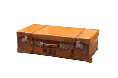 Réunion de deux malles valise en cuir dont une au monogramme…