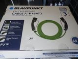 un boîtier auquel est raccordé un câble vert