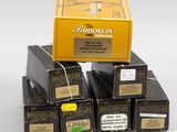 Plusieurs cartons d'alcool sont empilés les uns sur les autres