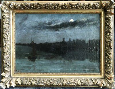 une peinture à l'huile représentant un bateau sur un plan d'eau, avec la pleine lune dans le ciel