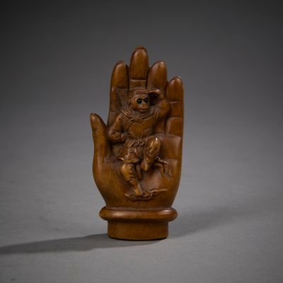 JAPON. Netsuke en bois sculpté représentant un singe dans la…
