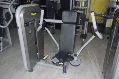 une photo d'un ensemble d'appareils de musculation installés dans une salle de sport