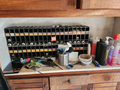 une armoire en bois sur laquelle sont posées de nombreuses bouteilles