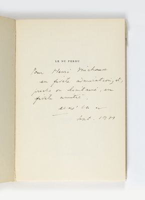 un livre ouvert sur lequel figure un texte écrit à la main