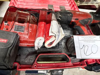 une boîte à outils rouge avec des outils sur une table