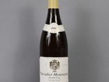 une bouteille de vin posée sur une table en verre