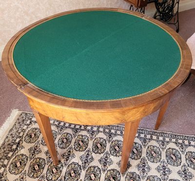 une table recouverte d'un tissu vert dans un salon