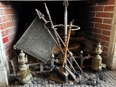 une cheminée avec une borne d'incendie, une borne d'incendie et un tas d'outils
