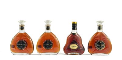 trois bouteilles de brandy posées les unes à côté des autres sur une surface blanche