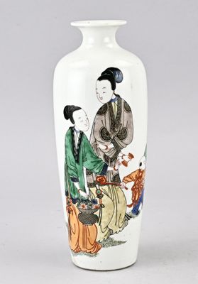 un vase blanc orné d'une image représentant une femme et un tigre