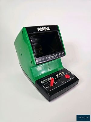 un appareil électronique vert et noir posé sur une surface blanche