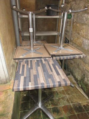 une table avec deux chaises et un banc dans une pièce