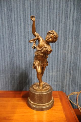 E. PLAT : sculpture en bronze « jeune garçon ». H totale : 40